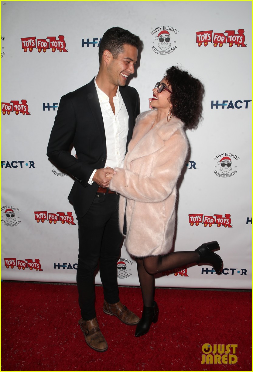 sarah hyland and wells adams recreate a christmas story at toys for tots party 03
