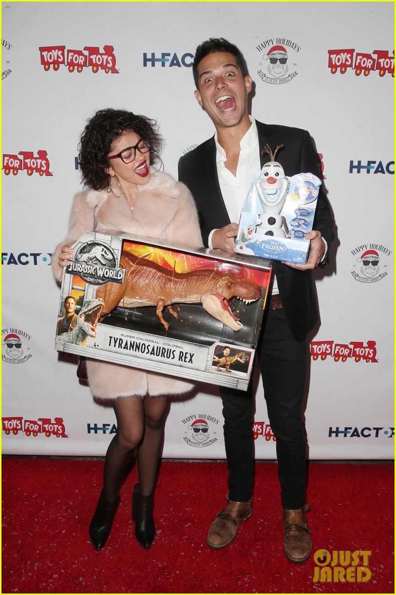 sarah hyland and wells adams recreate a christmas story at toys for tots party 04