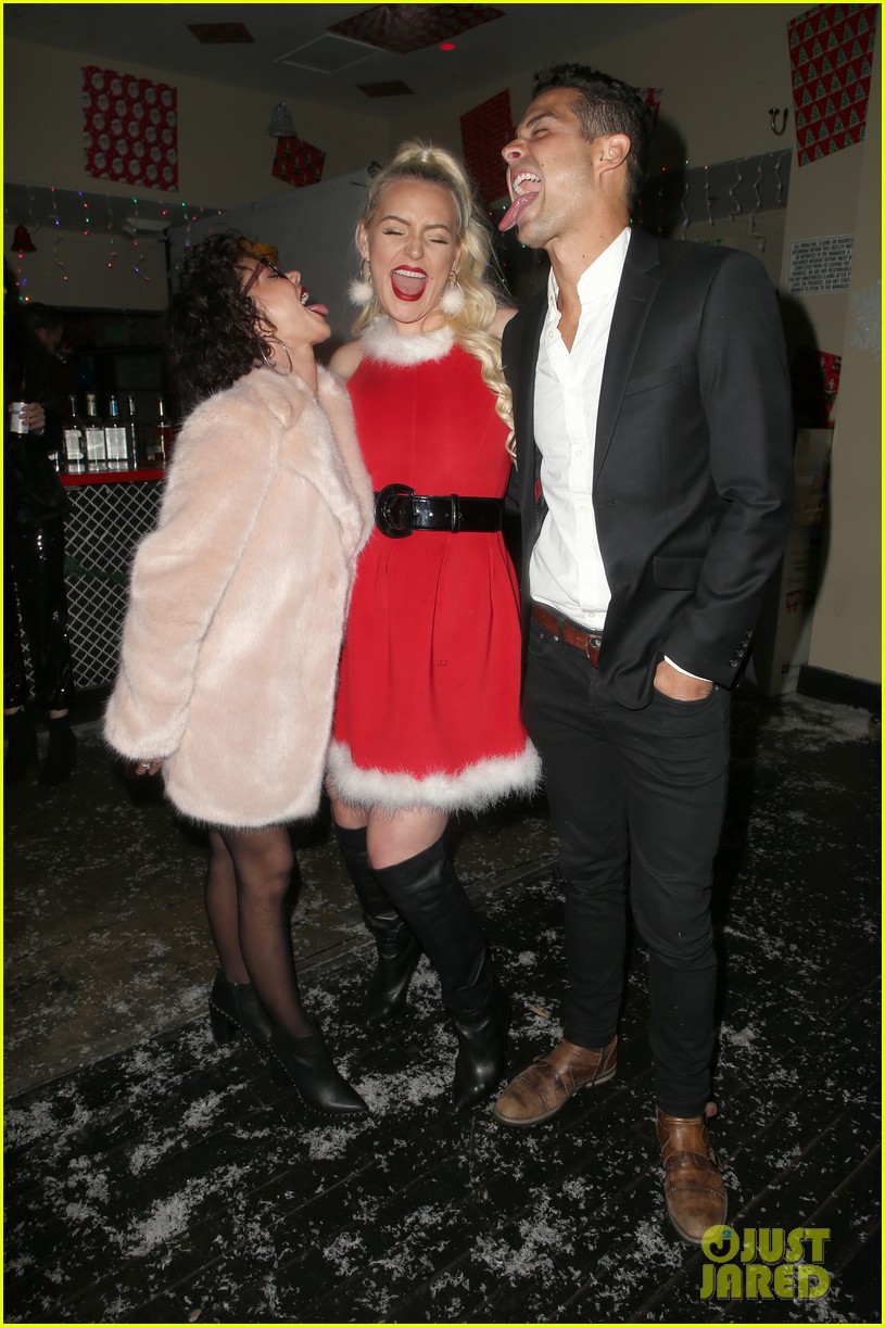 sarah hyland and wells adams recreate a christmas story at toys for tots party 05