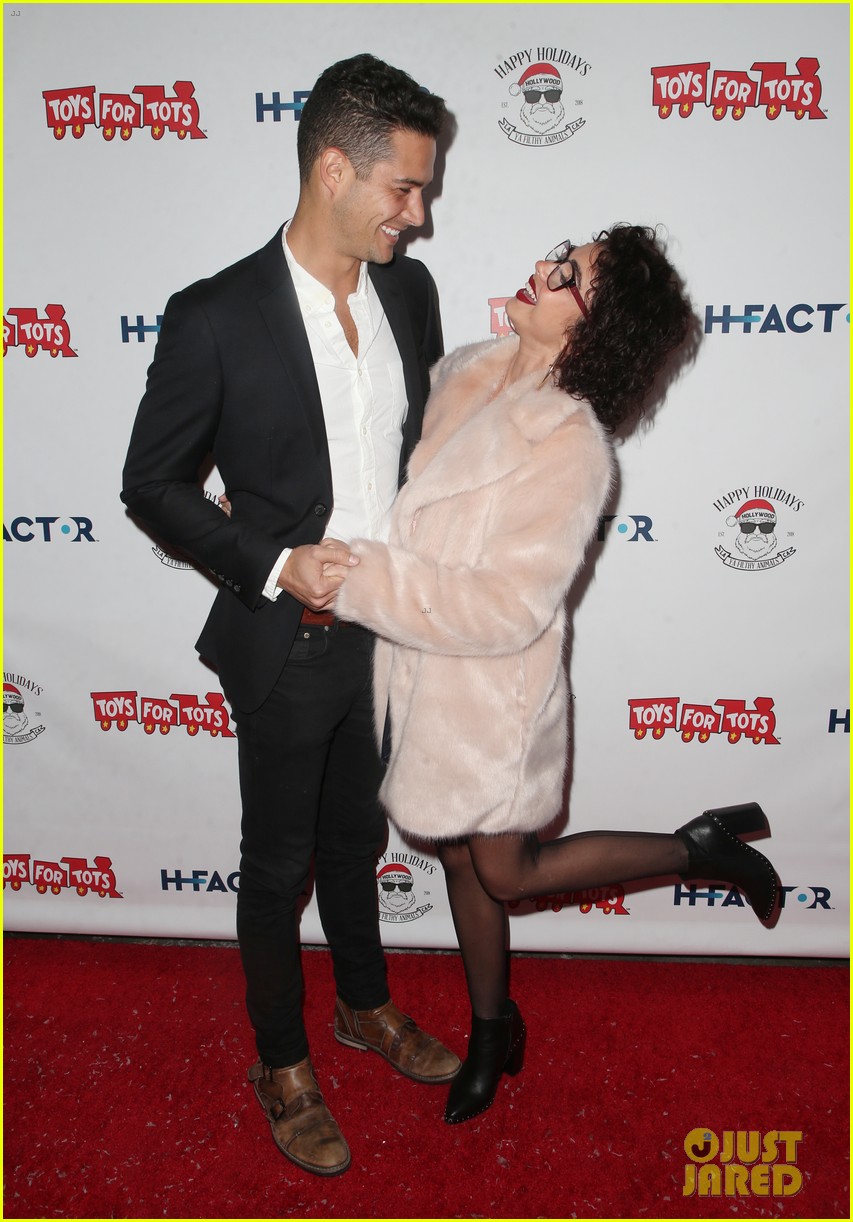 sarah hyland and wells adams recreate a christmas story at toys for tots party 06