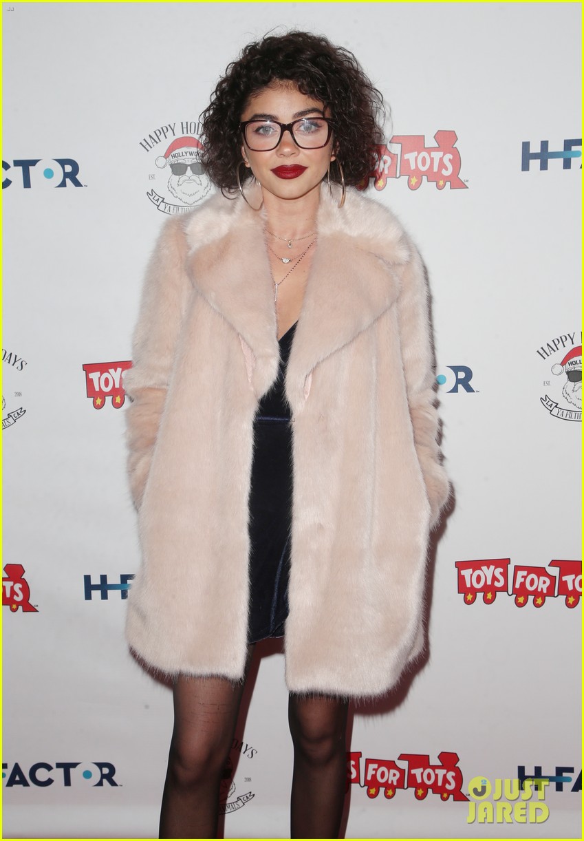 sarah hyland and wells adams recreate a christmas story at toys for tots party 09