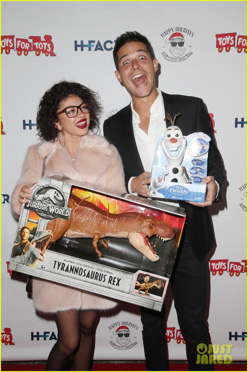 sarah hyland and wells adams recreate a christmas story at toys for tots party 11