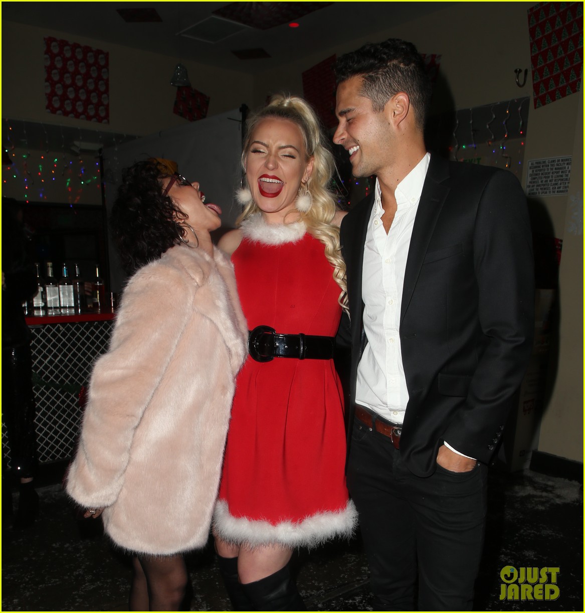sarah hyland and wells adams recreate a christmas story at toys for tots party 15