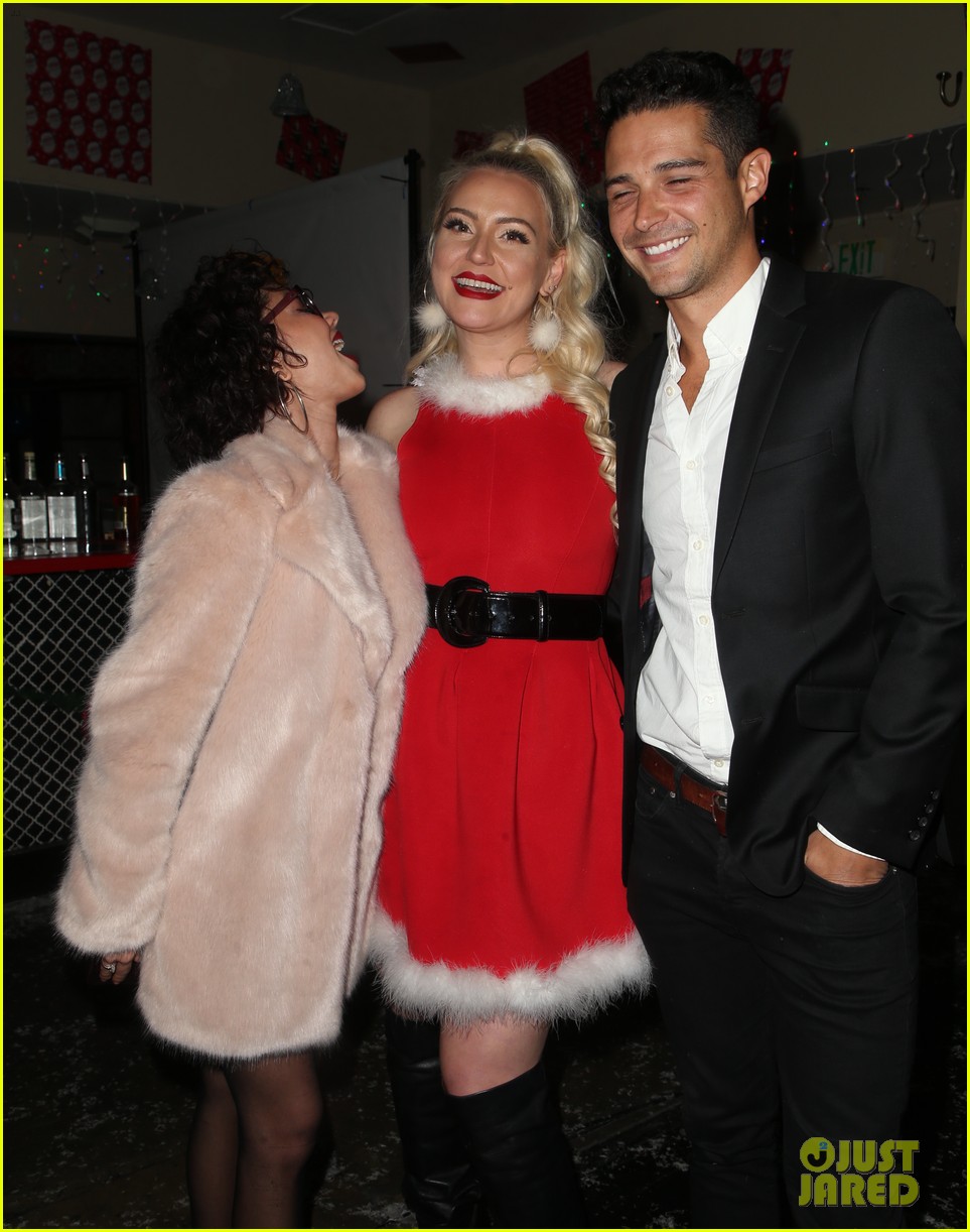 sarah hyland and wells adams recreate a christmas story at toys for tots party 16
