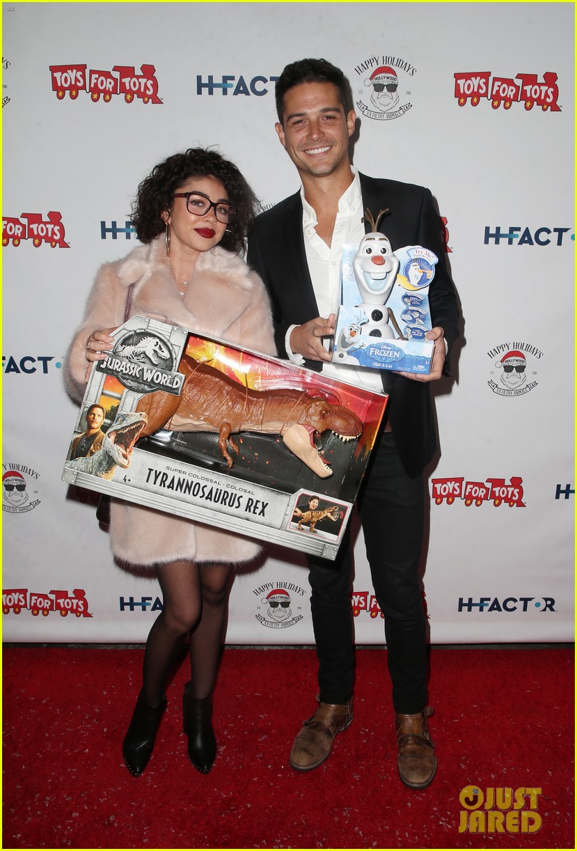 sarah hyland and wells adams recreate a christmas story at toys for tots party 18