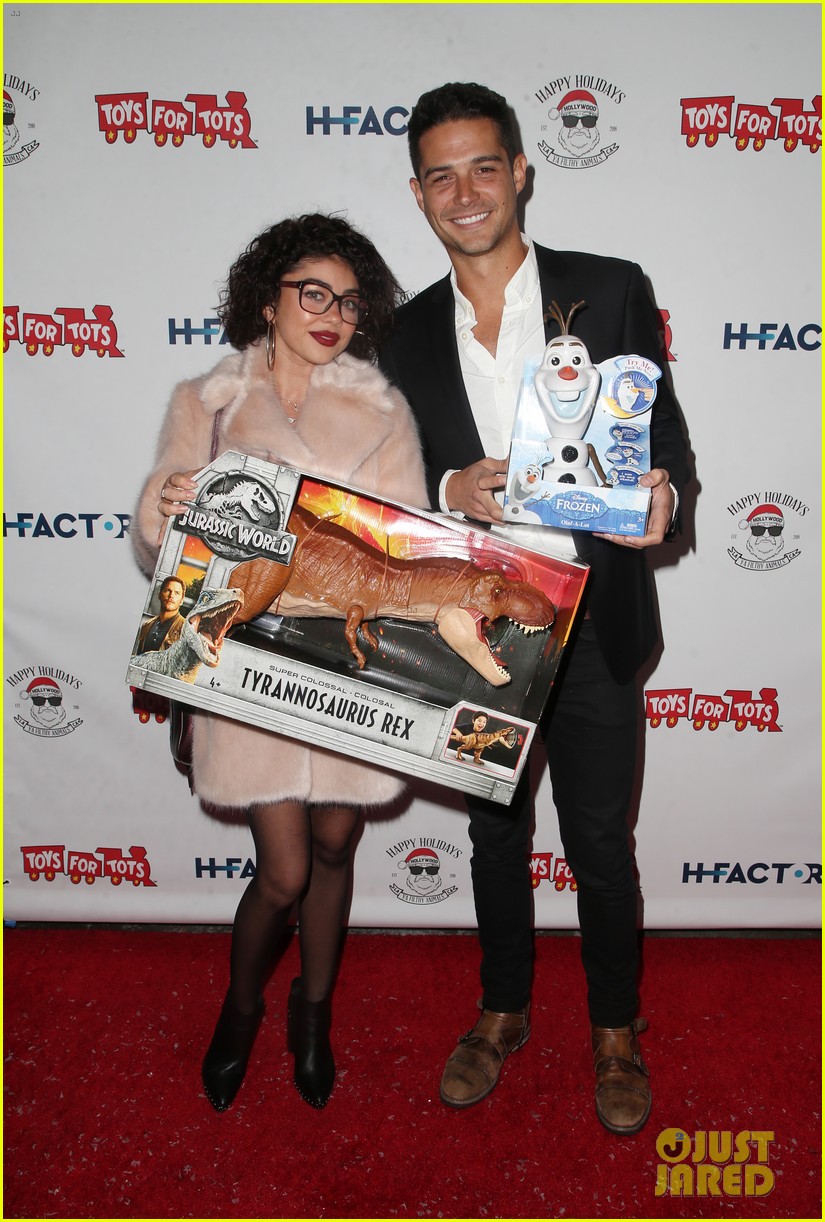 sarah hyland and wells adams recreate a christmas story at toys for tots party 19