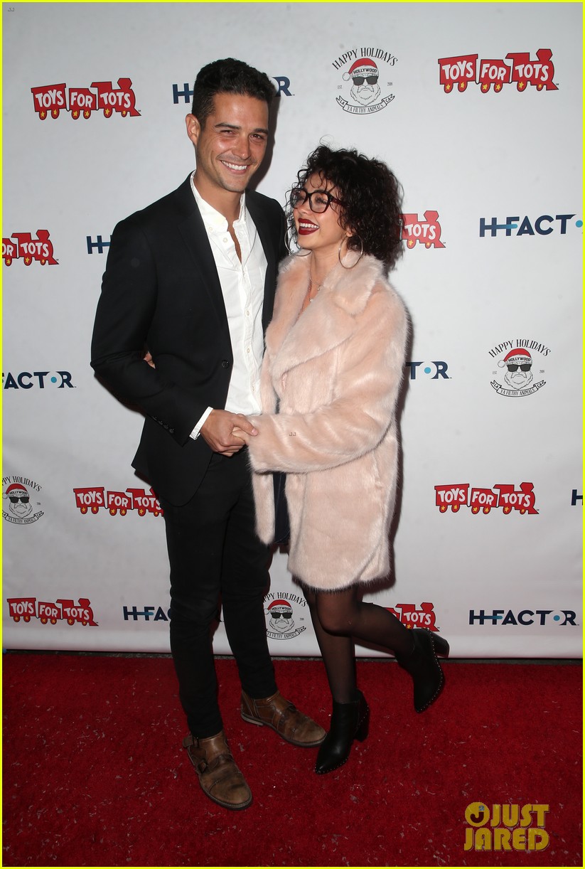 sarah hyland and wells adams recreate a christmas story at toys for tots party 23
