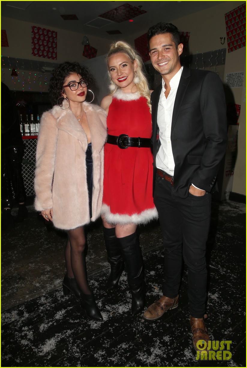 sarah hyland and wells adams recreate a christmas story at toys for tots party 27