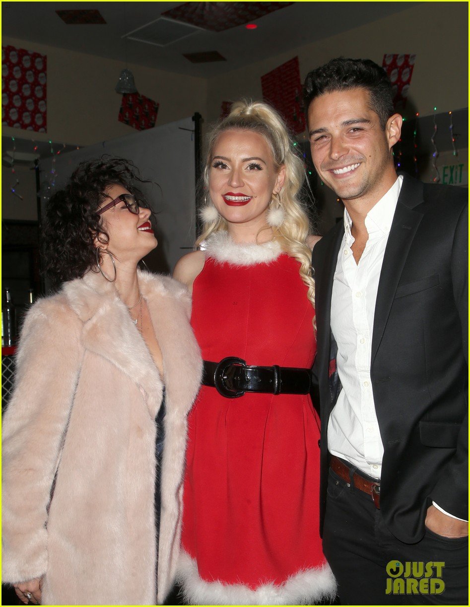 sarah hyland and wells adams recreate a christmas story at toys for tots party 28
