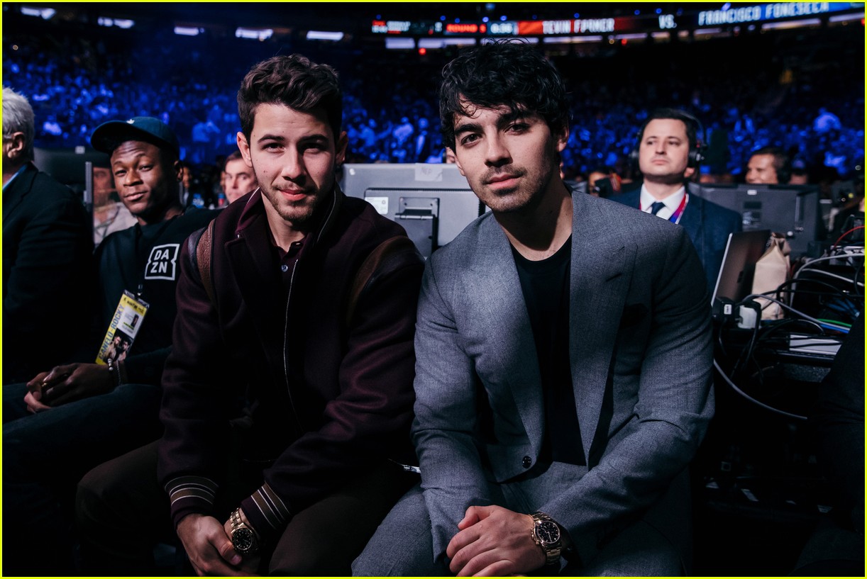 nick and joe jonas join liev schreiber at canelo vs rocky fight 01