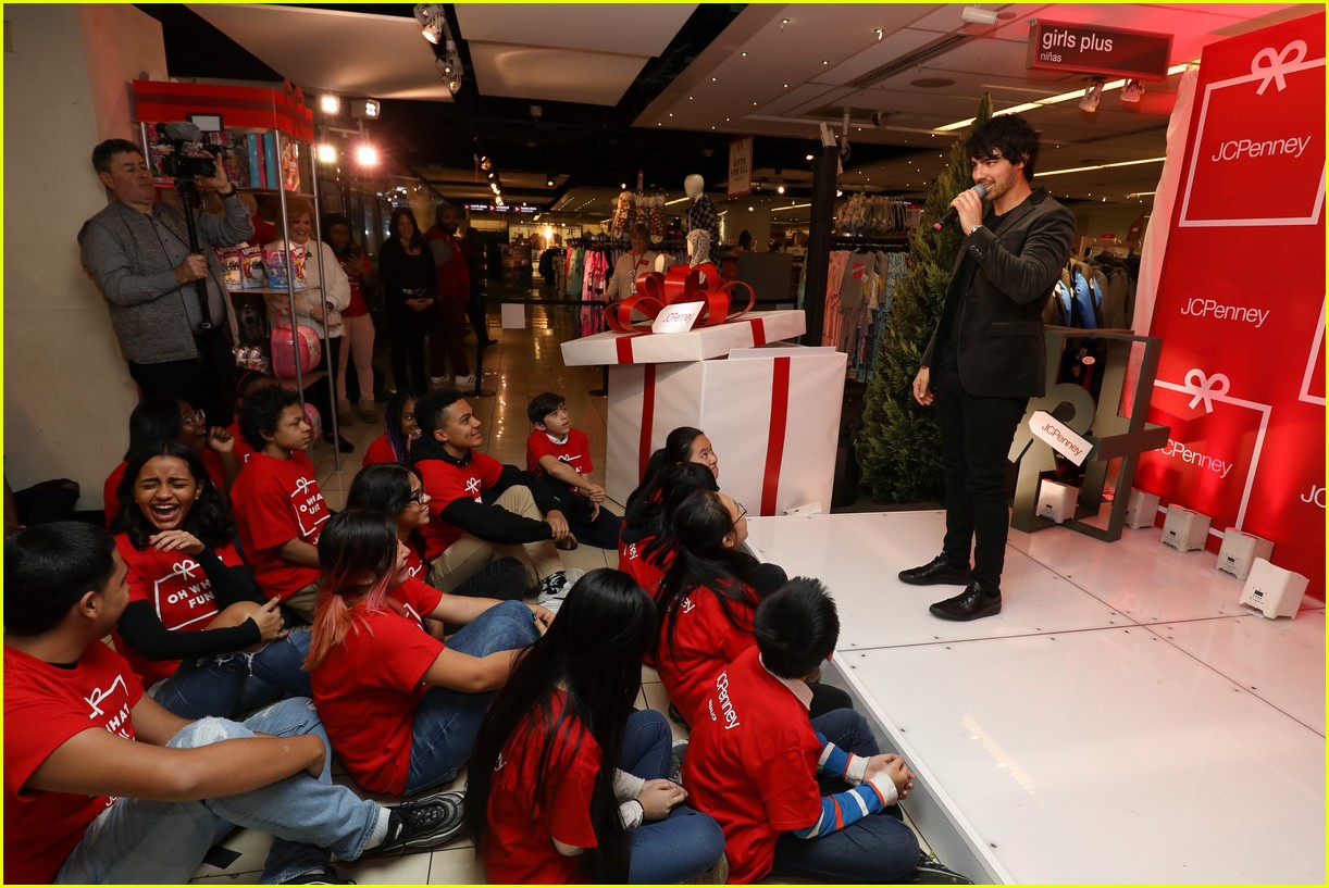 joe jonas kicks off holiday shopping spree for over 1200 kids 06