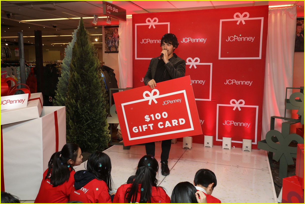 joe jonas kicks off holiday shopping spree for over 1200 kids 07