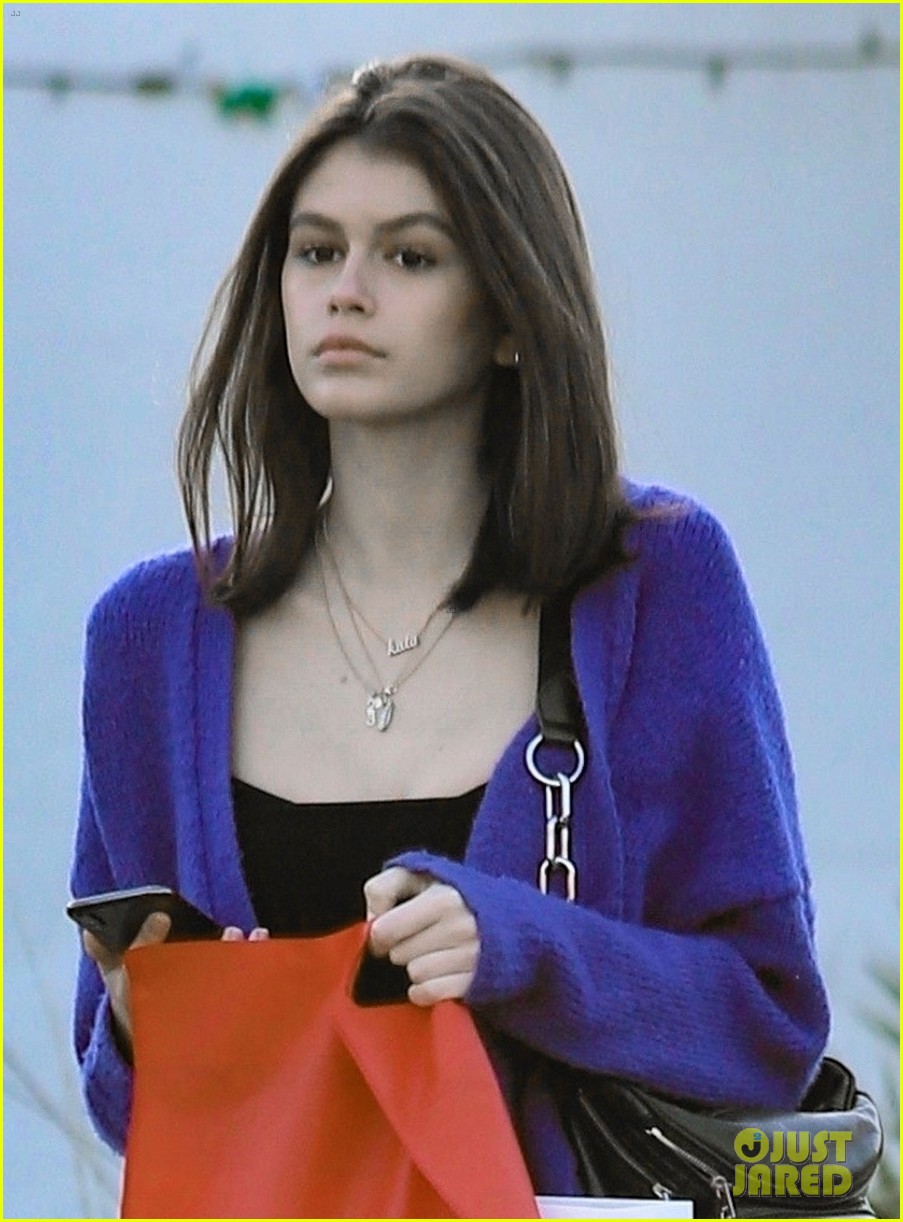 kaia gerber gets some last minute christmas shopping done 01