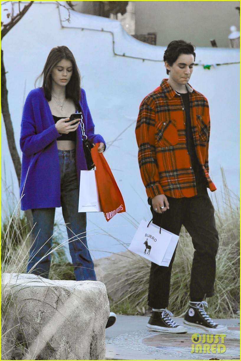 kaia gerber gets some last minute christmas shopping done 02