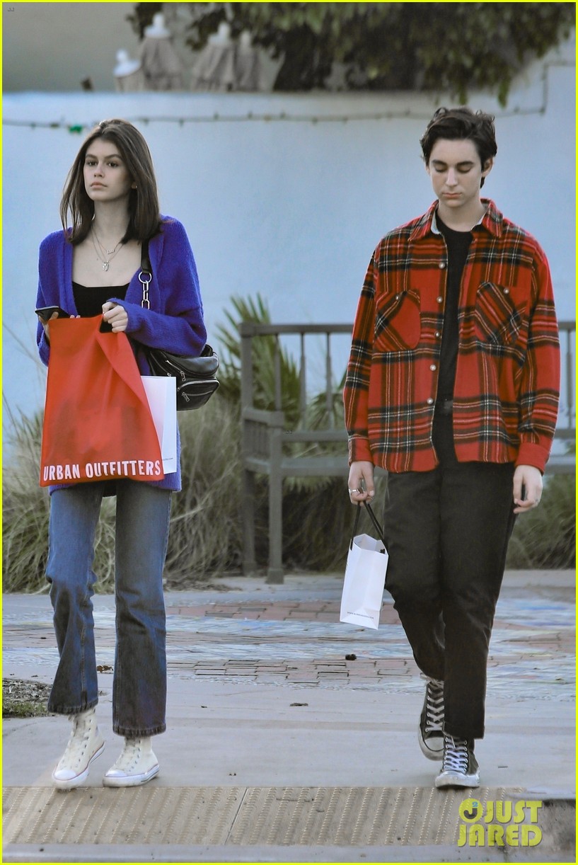 kaia gerber gets some last minute christmas shopping done 04