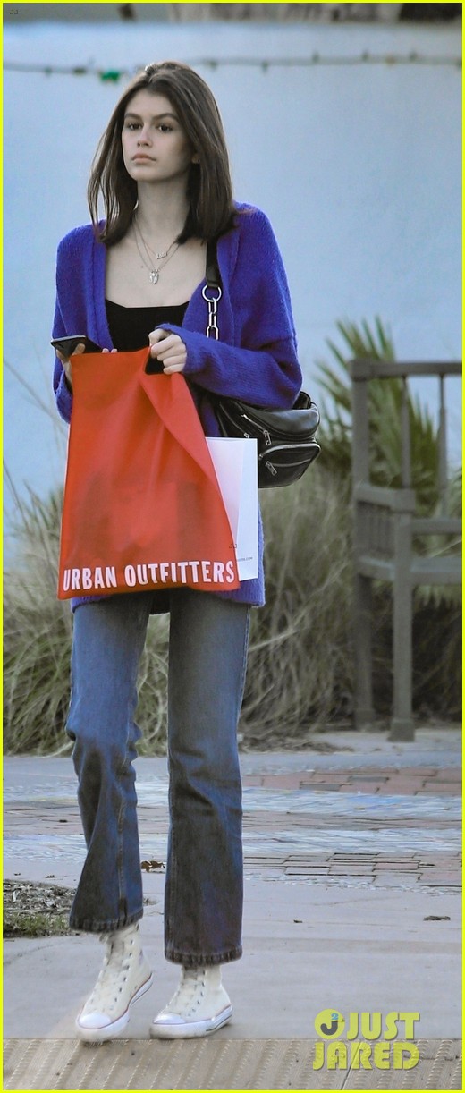 kaia gerber gets some last minute christmas shopping done 05