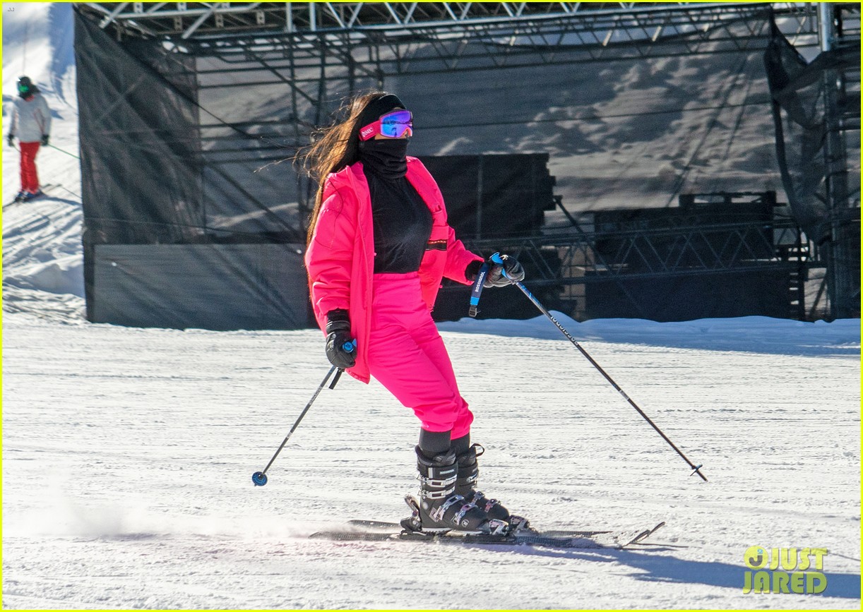 kim kardashian kendall jenner hit the slopes aspen 03