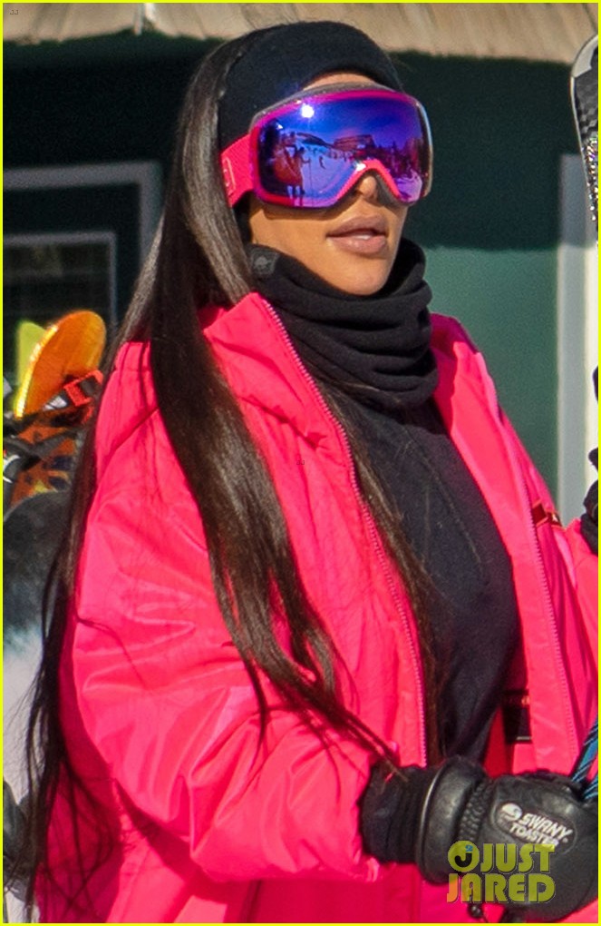 kim kardashian kendall jenner hit the slopes aspen 09
