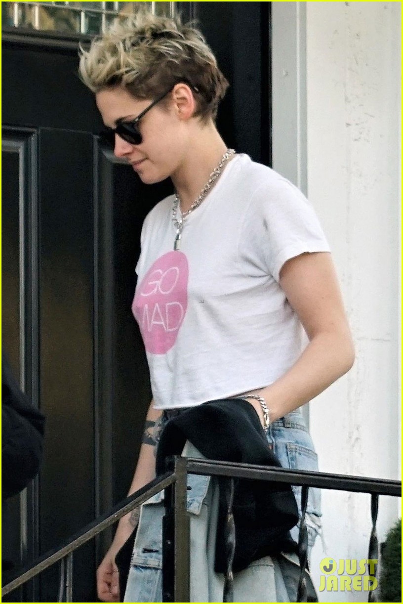kristen stewart meets up with gal pal for lunch 02