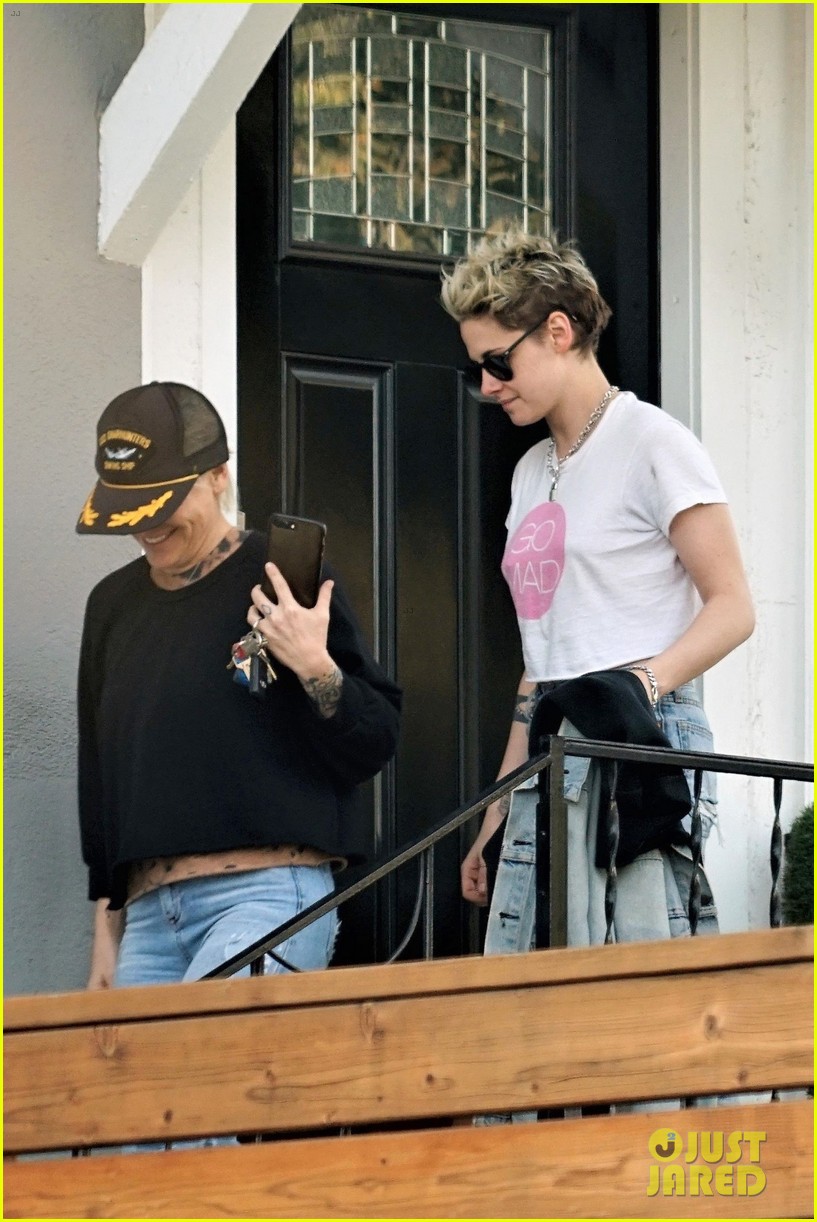 kristen stewart meets up with gal pal for lunch 03