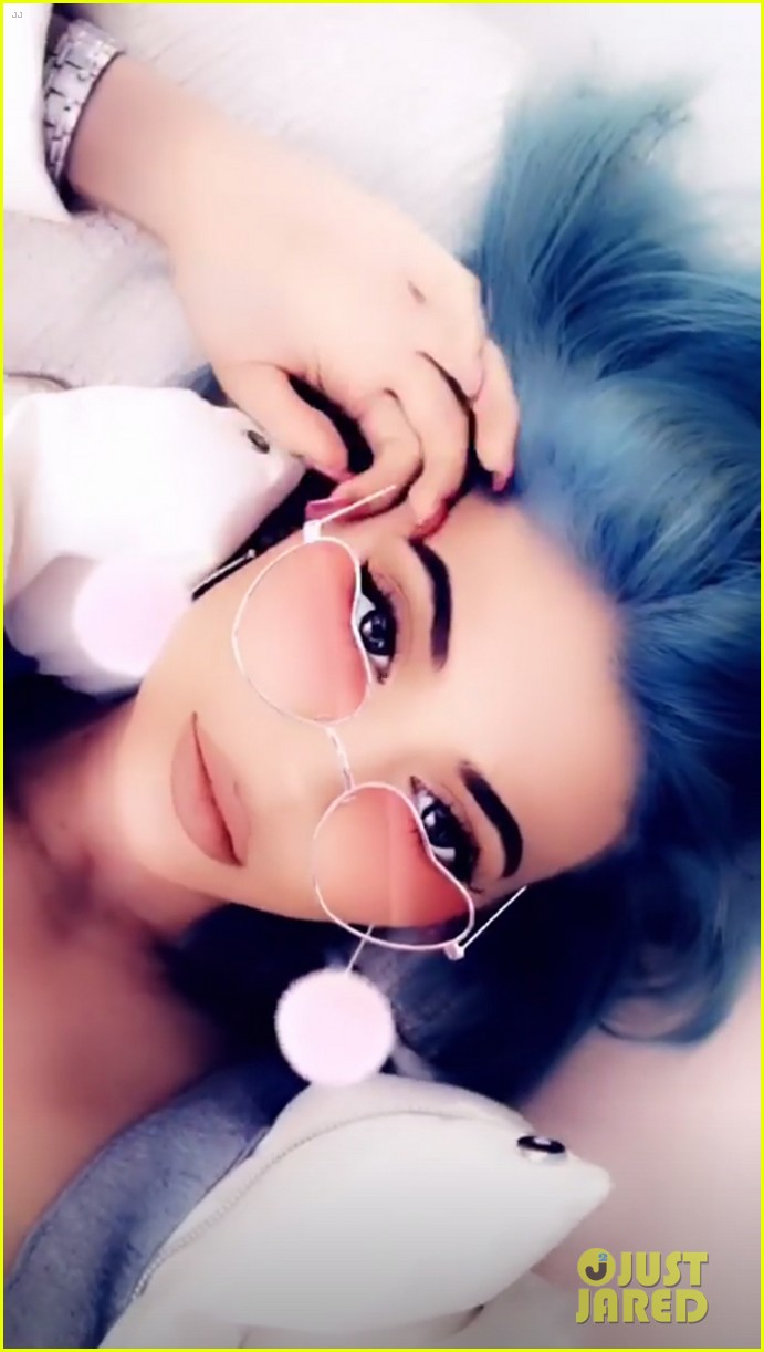 kylie jenner debuts new blue hair 01