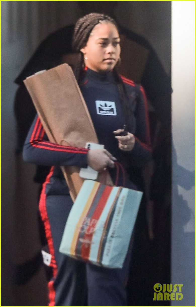 kylie jenner gets some holiday shopping done 03