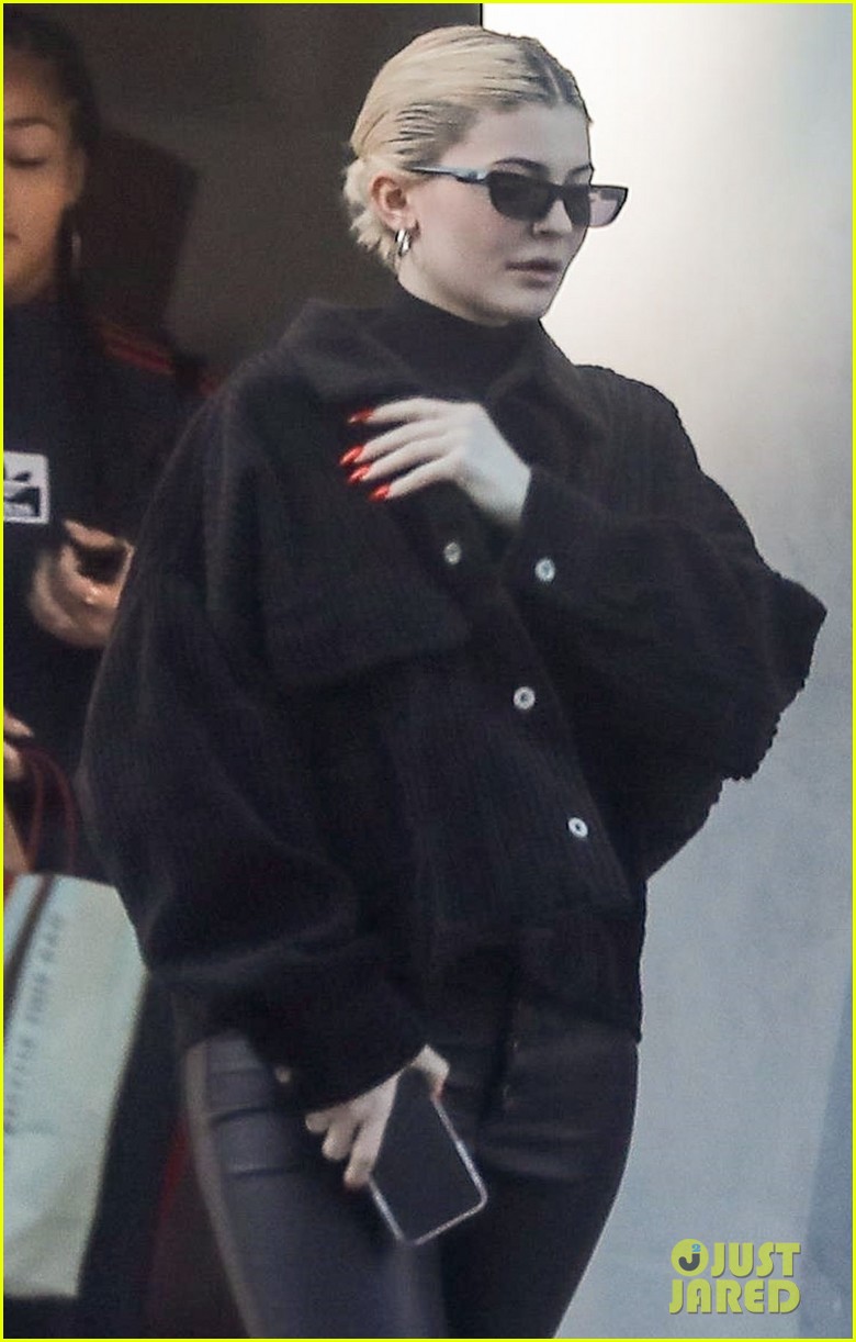 kylie jenner gets some holiday shopping done 04