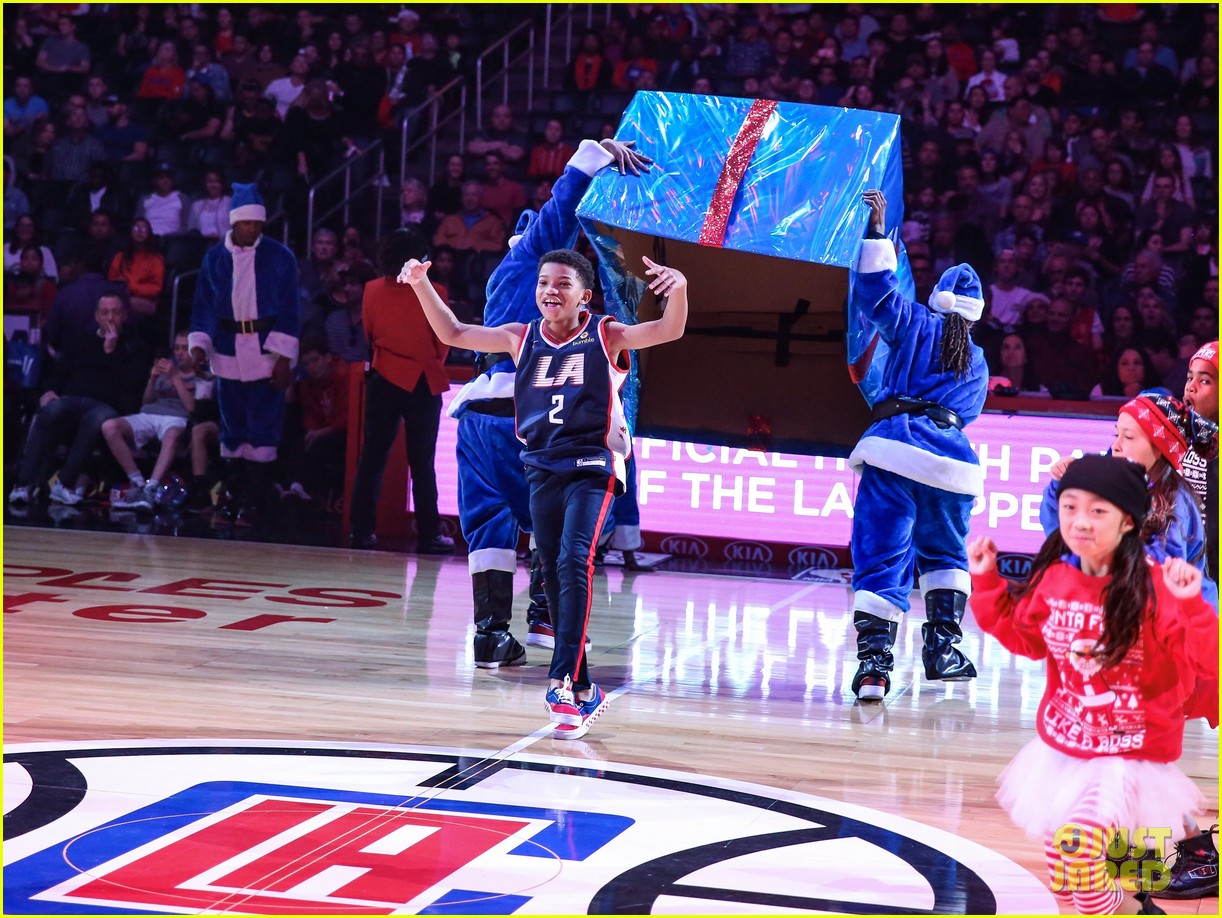 lonnie chavis shows off his dancing skills at la clippers game 01