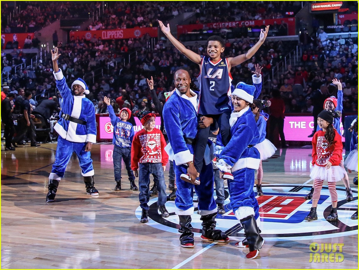 lonnie chavis shows off his dancing skills at la clippers game 02