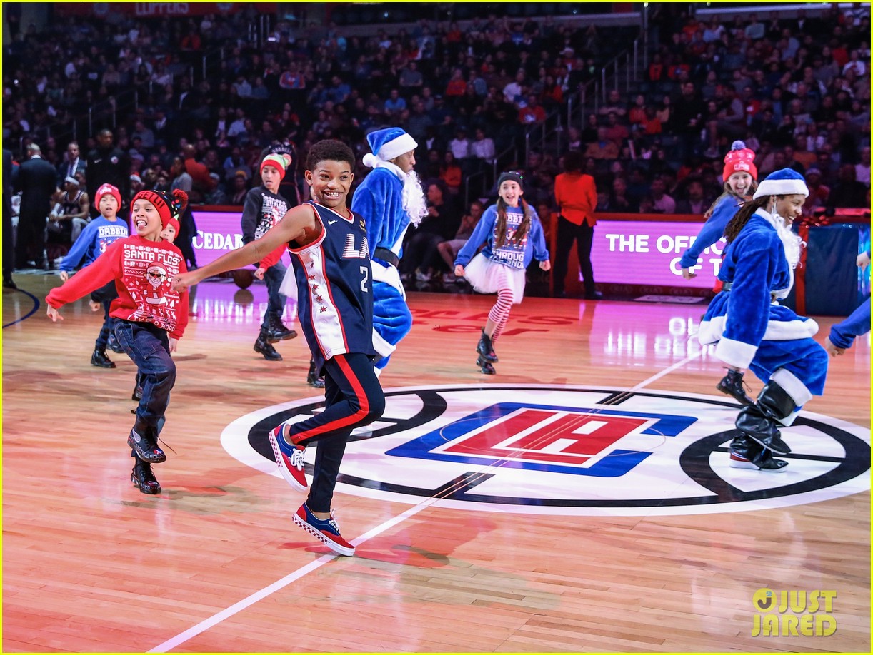 lonnie chavis shows off his dancing skills at la clippers game 03