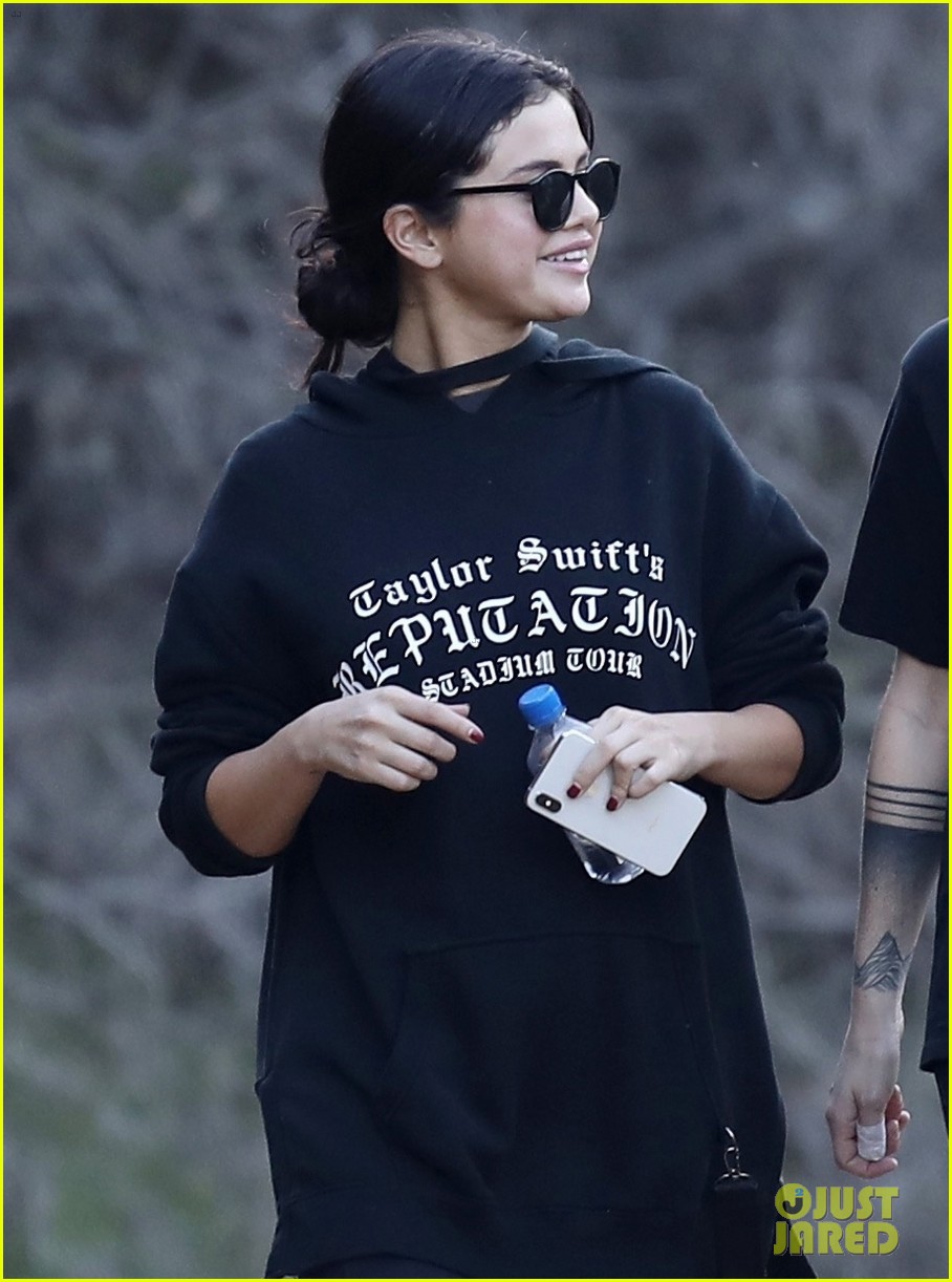 selena gomez reps taylor swift during hike 02