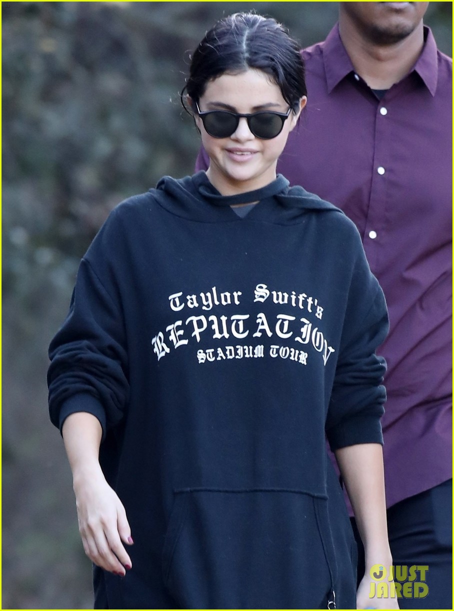 selena gomez reps taylor swift during hike 07