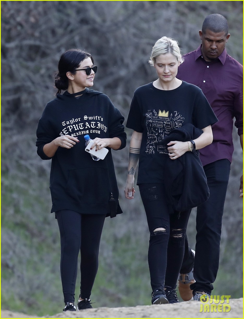 selena gomez reps taylor swift during hike 08