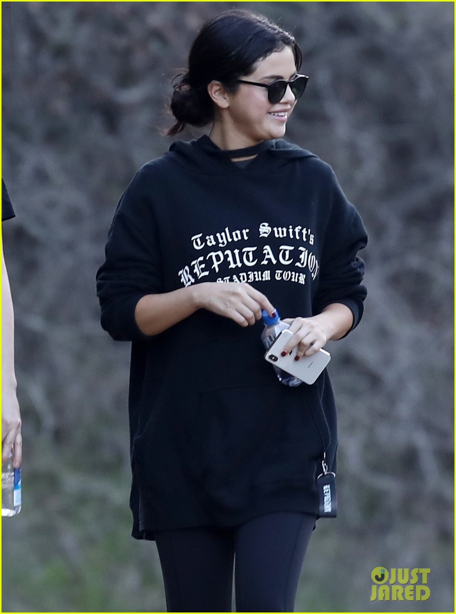 selena gomez reps taylor swift during hike 09