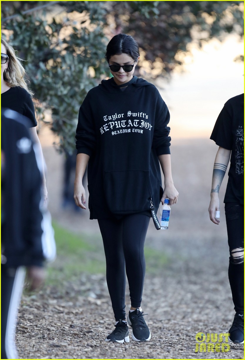 selena gomez reps taylor swift during hike 10