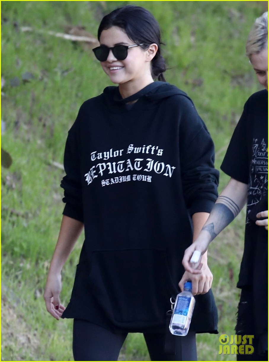 selena gomez reps taylor swift during hike 11