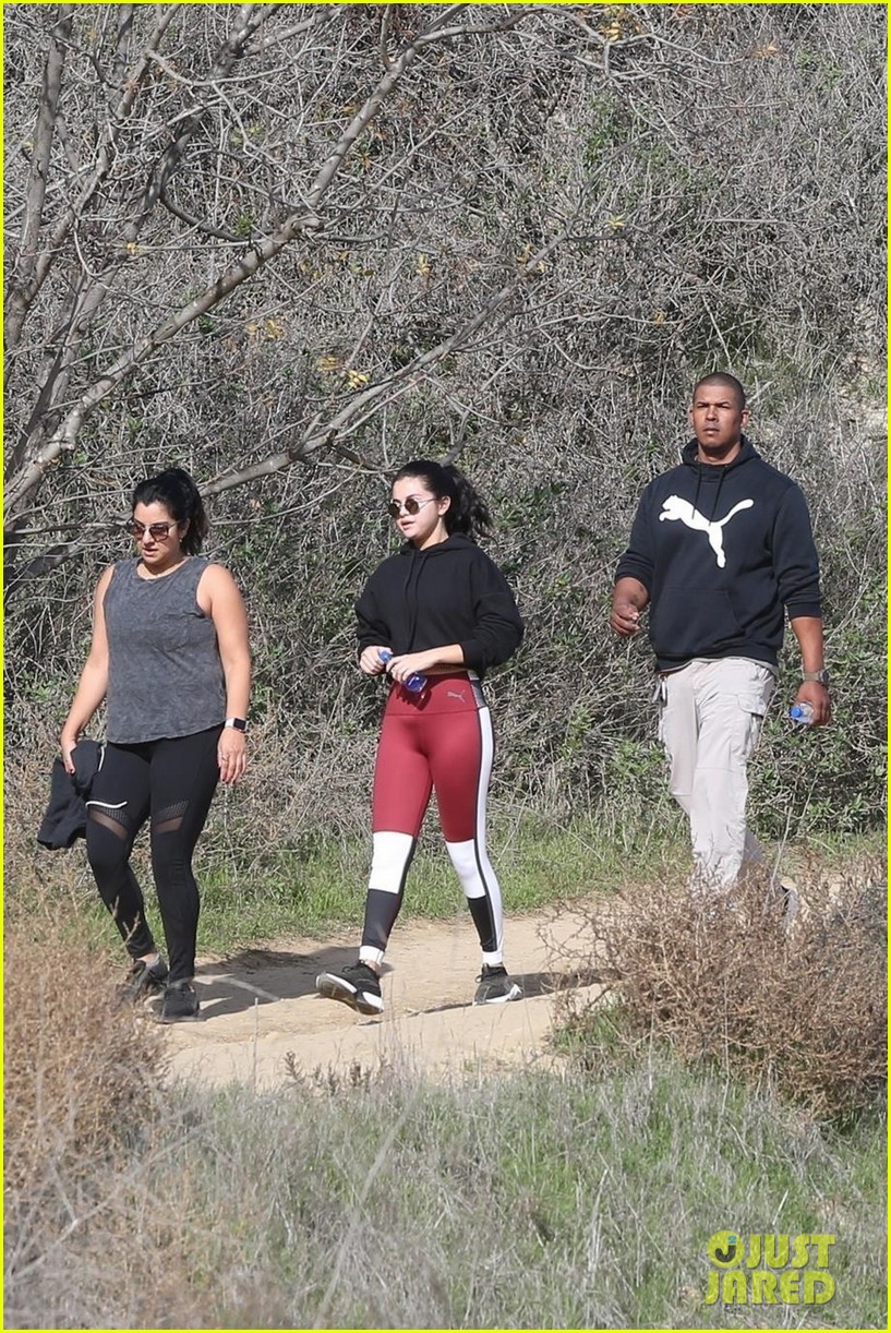 selena gomez hits the trails for a hike in la 04