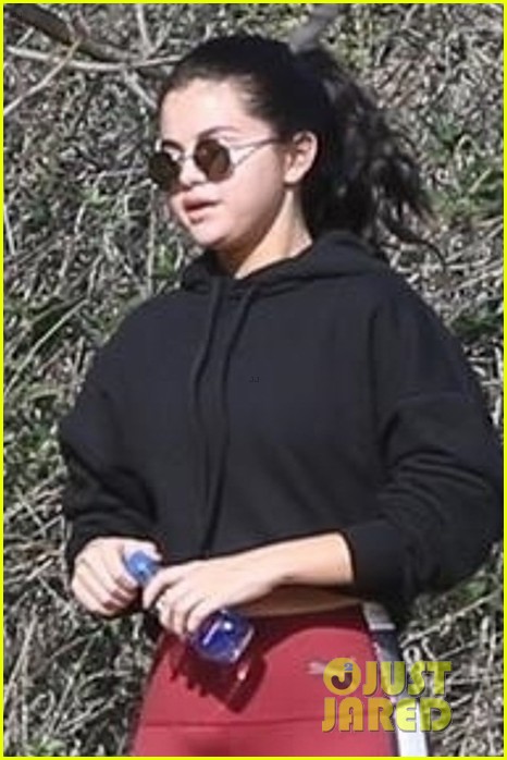 selena gomez hits the trails for a hike in la 08