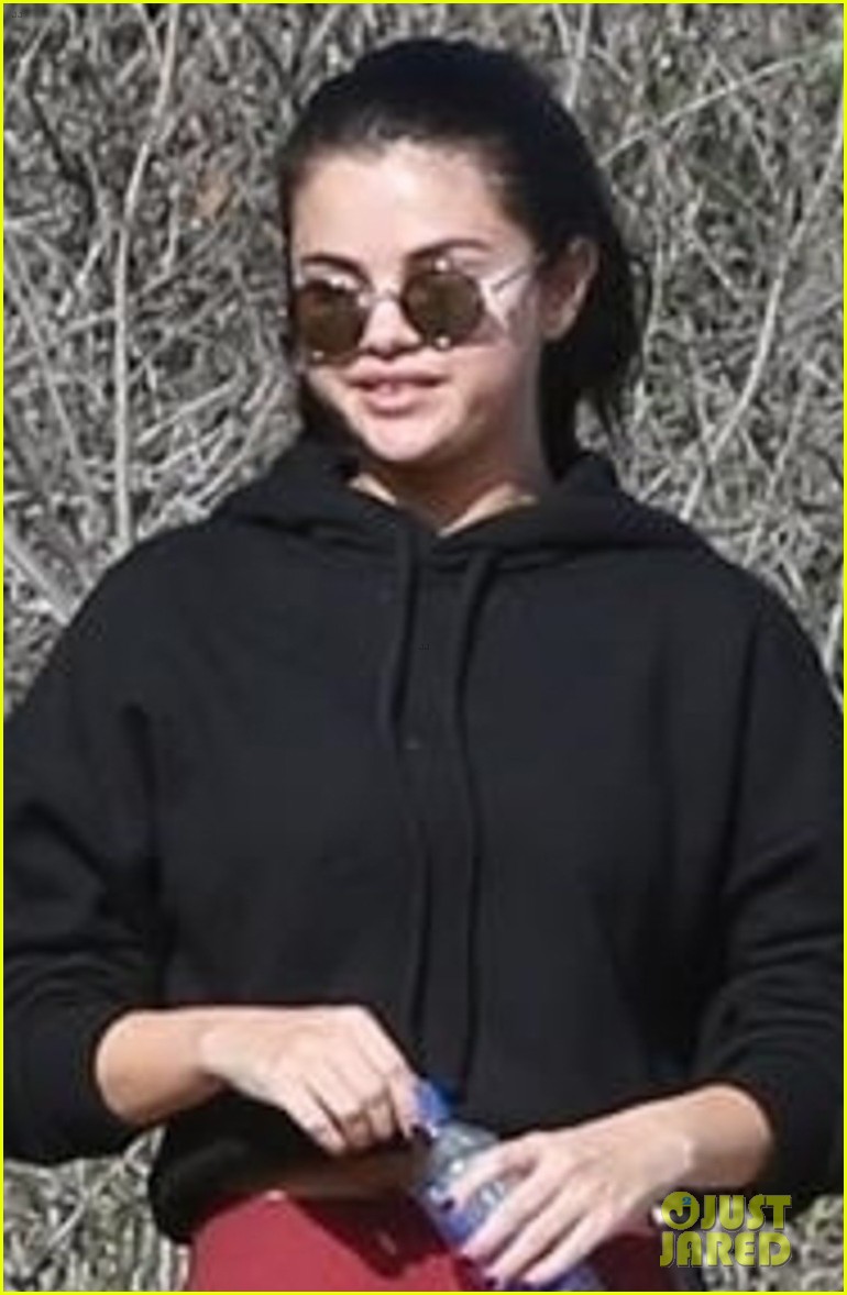 selena gomez hits the trails for a hike in la 09