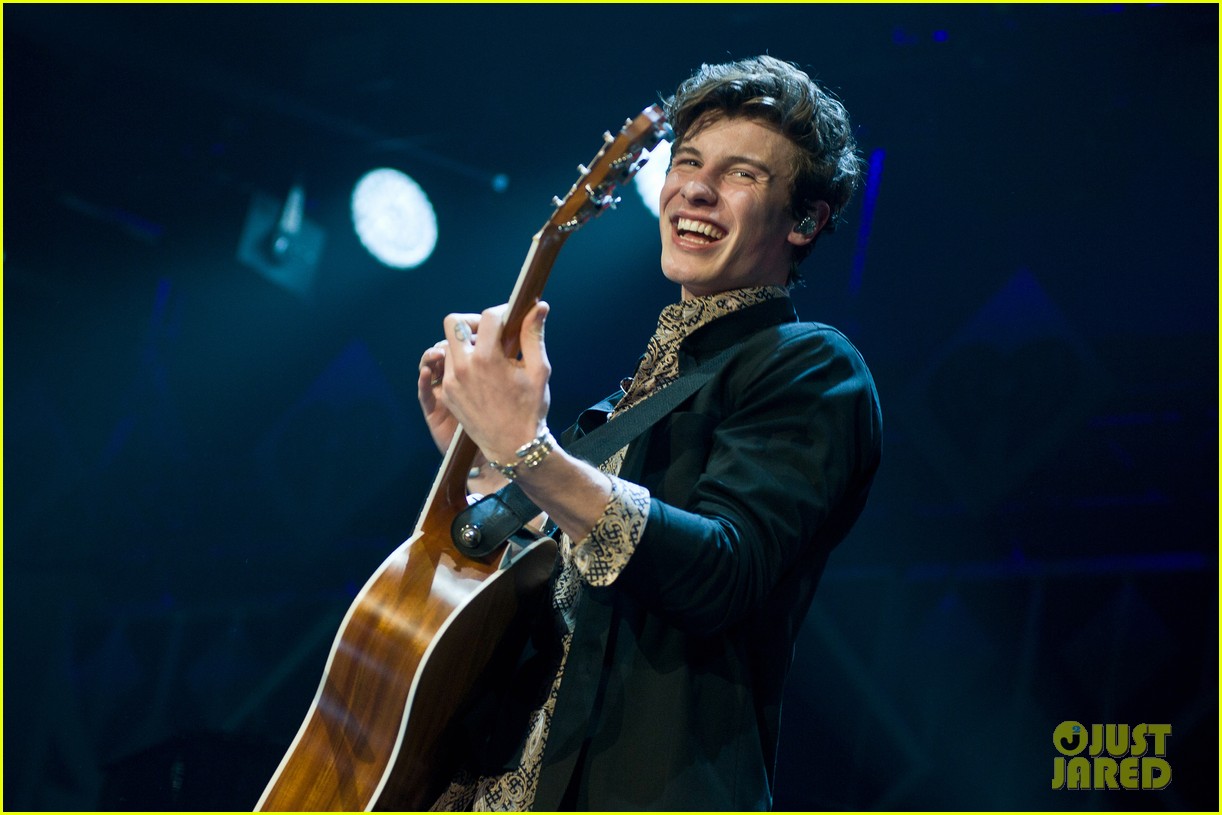 shawn mendes rocks out at 1035 kiss fm jingle ball chicago 05