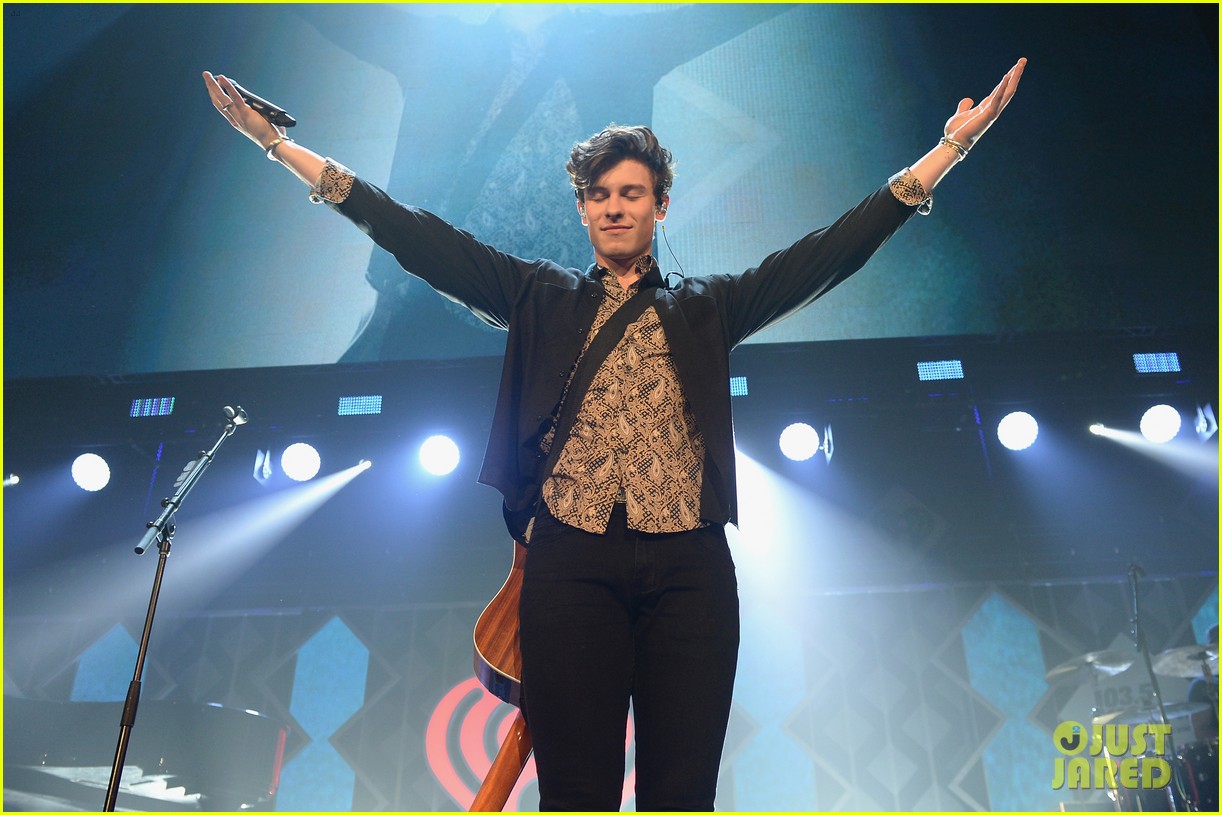 shawn mendes rocks out at 1035 kiss fm jingle ball chicago 13
