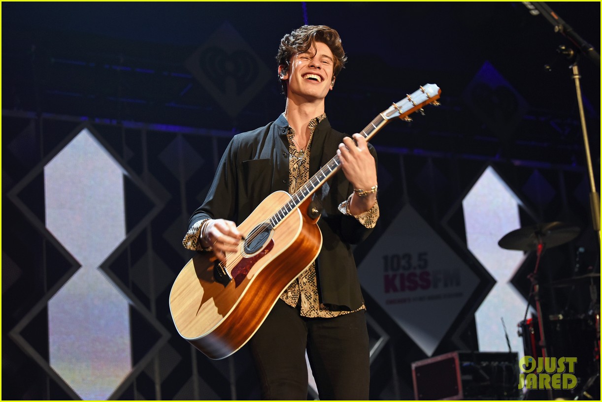 shawn mendes rocks out at 1035 kiss fm jingle ball chicago 14