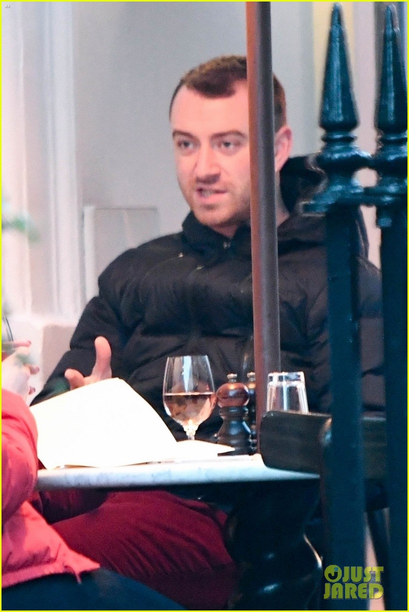 sam smith grabs dinner with a freind in london 02