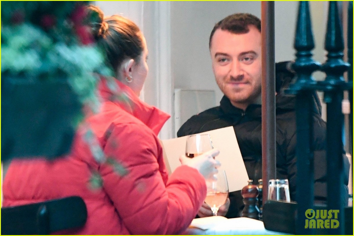 sam smith grabs dinner with a freind in london 03