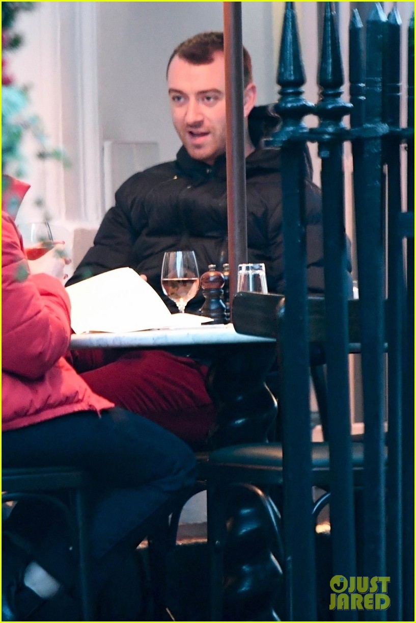 sam smith grabs dinner with a freind in london 04