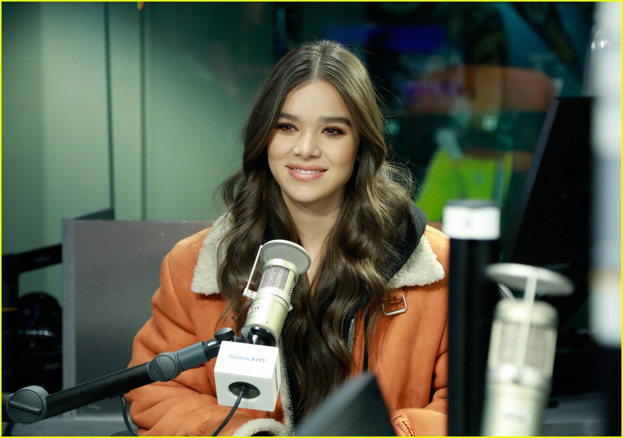 hailee steinfeld talks new music and conquering her fears on bumblebee set 02