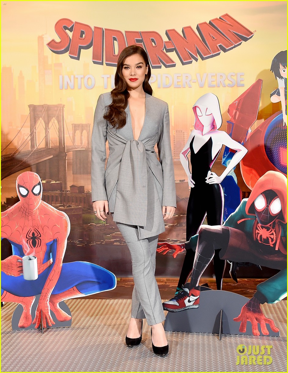 hailee steinfeld dons plunging grey pantsuit for spider man spider verse photo call 01