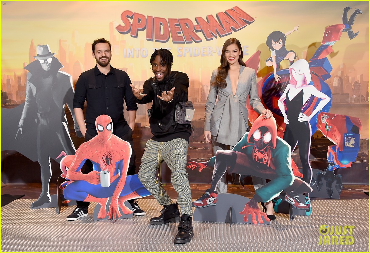 hailee steinfeld dons plunging grey pantsuit for spider man spider verse photo call 03