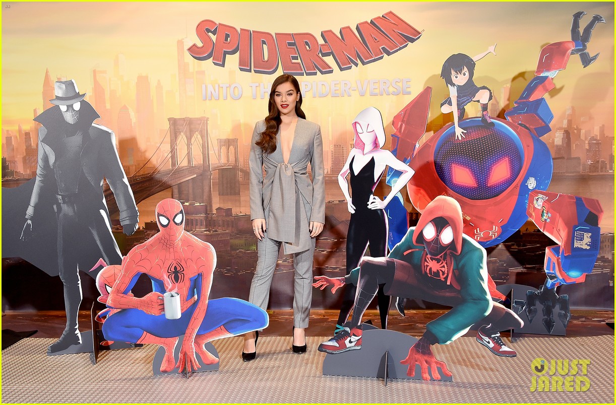 hailee steinfeld dons plunging grey pantsuit for spider man spider verse photo call 06