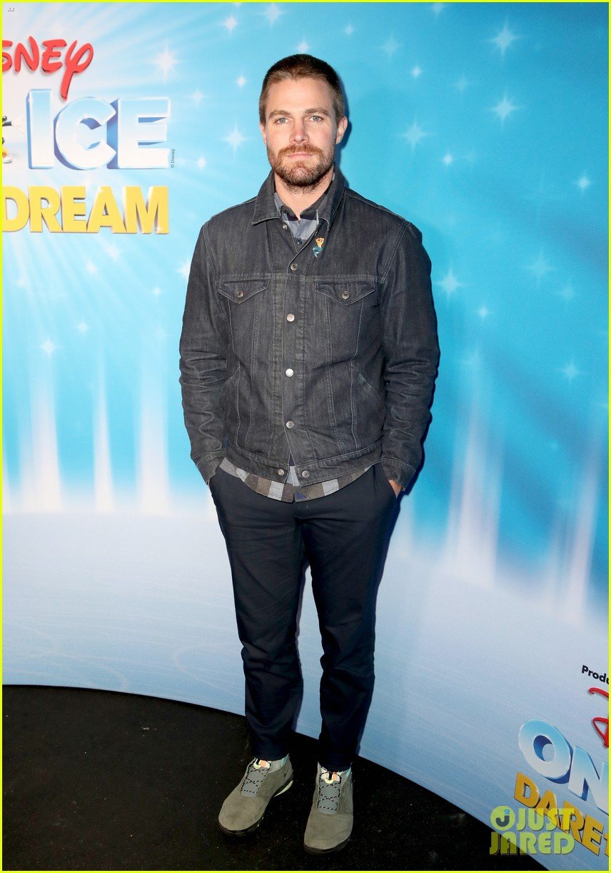 stephen amell cries after bringing daughter maverick to disney on ice 04